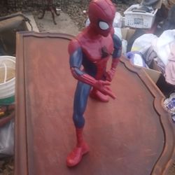 SPIDER MAN ACTION FIGURE IN GOOD CONDITION $10