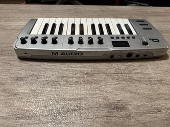 M-Audio O2 USB MIDI Keyboard Controller (No Power Cable) 