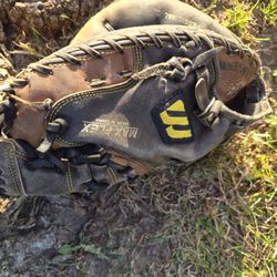 Mizuno "ADULT" Catchers Glove Broken In. Located In Glendora "FIRM" PRICE