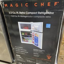 Magic Chef Retro 3.2 Cu. Ft. 2 Door Mini Fridge in White, mini refrigerador