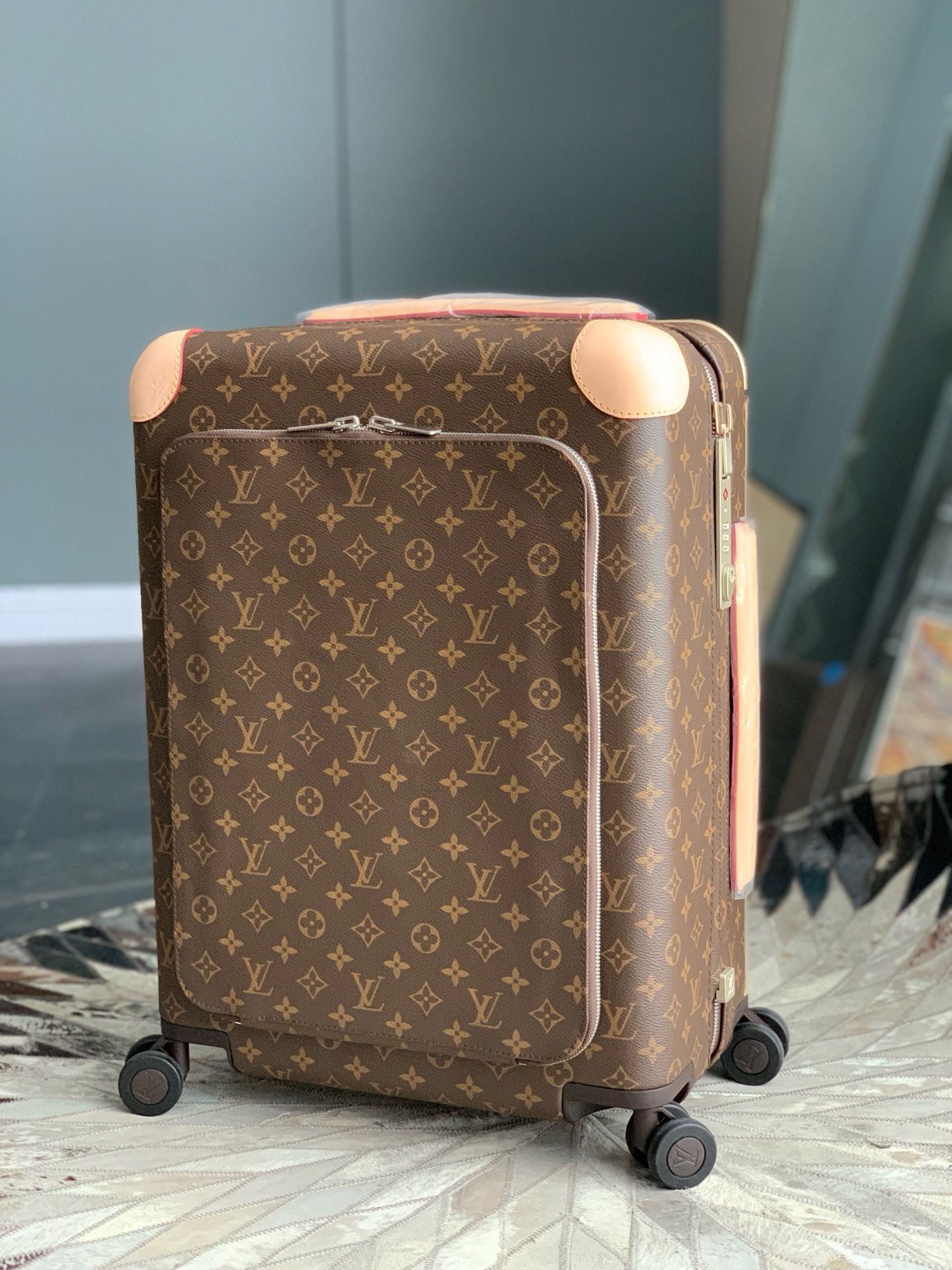 Louis Vuitton luggage case Size: 20 inches