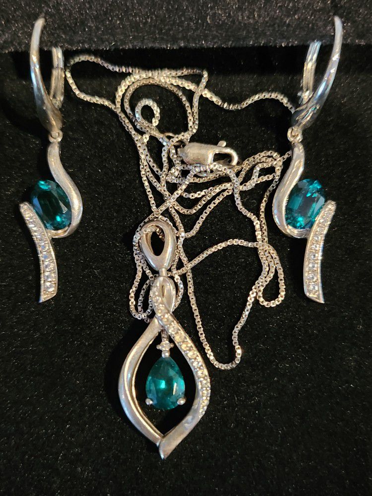 Mother's Day price drop!!! Kay Jewelers Emerald And White Saphire Necklace And Earrings 