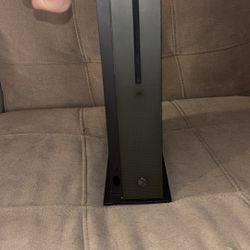 Xbox One S 1TB W/2 Controllers 