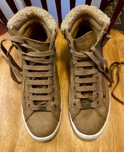 UGG woman suede high top brown size 10