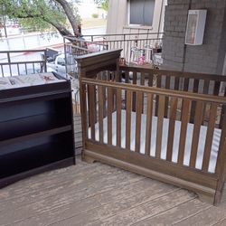 Baby Crib W/ Mattress And Baby Changing Table Set $50 Great Condition Like New