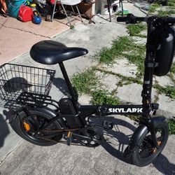 Skylark electric bike rides awesome, excellent battery, Storage bag, basket in back cruises 20mphave a Skylark 
