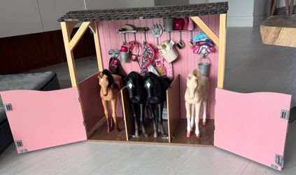 Barn and horses playset