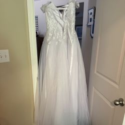 Wedding Dress - NEVER WORN - size 10