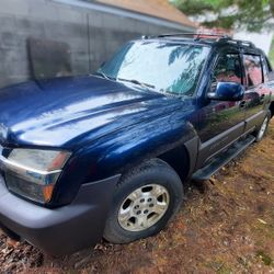 2004 Chevy Avalanche 1500 4WD - For Parts/AS-IS