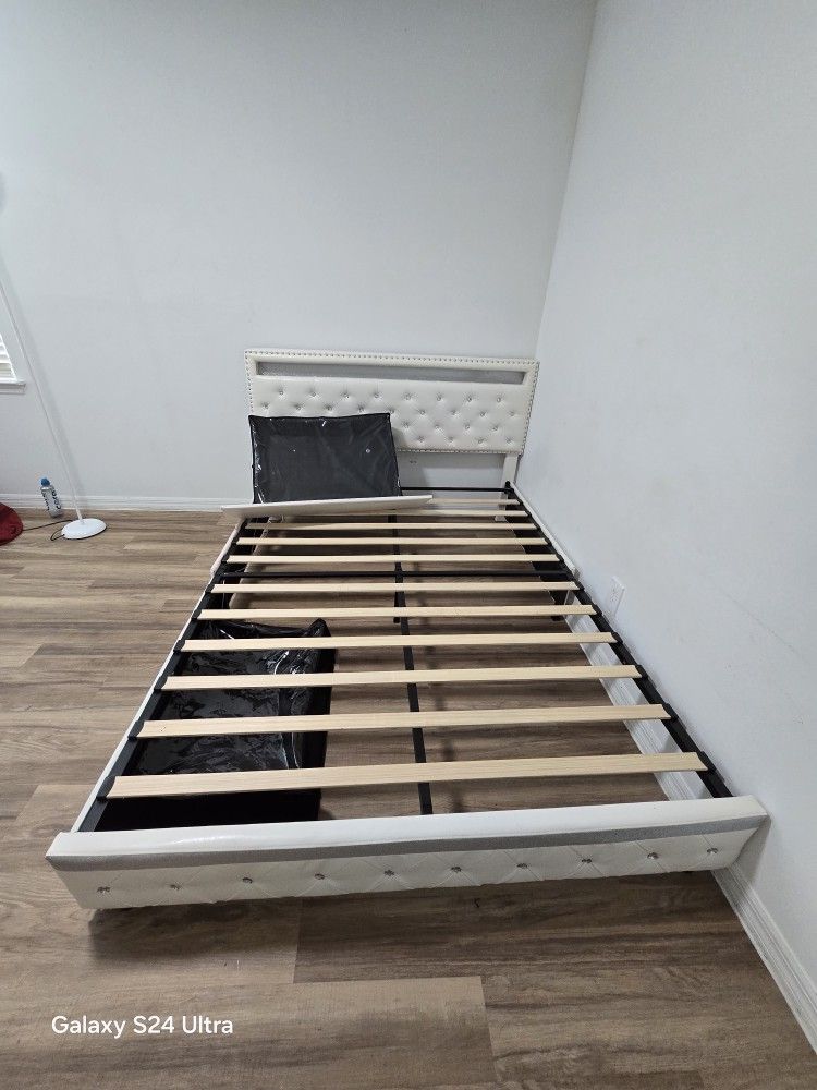 Queen Bedframe 