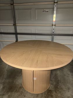 Must go New round table / never used just built